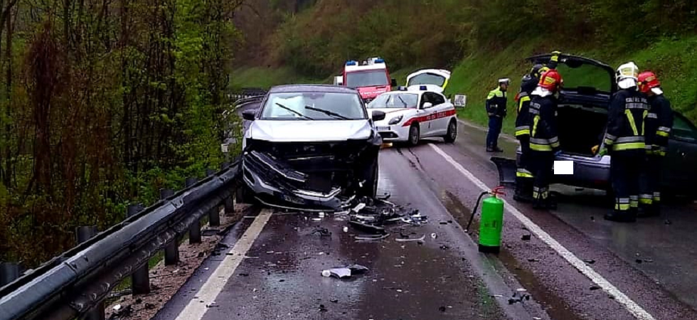 Frontale tra due auto, statale chiusa e conducenti portati in ospedale